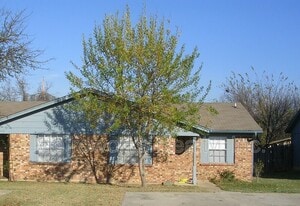 111 Pine Meadow Dr in Kennedale, TX - Building Photo