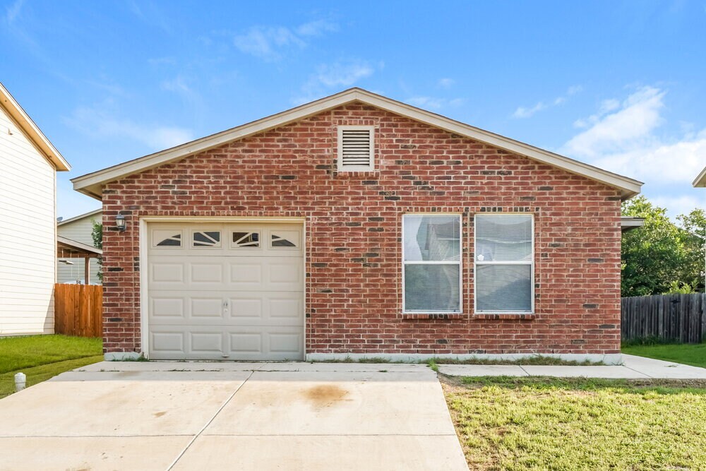 5315 Pertelote Farm in San Antonio, TX - Building Photo