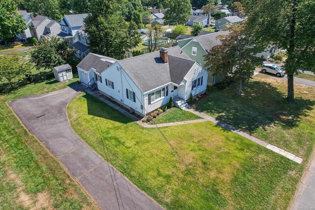 18 Federal St in West Hartford, CT - Foto de edificio