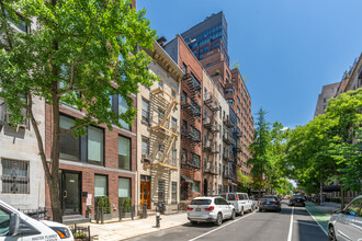 325 E 52nd St in New York, NY - Building Photo - Building Photo