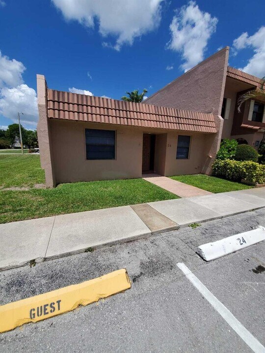 24 Laredo Pl, Unit 1 in Davie, FL - Building Photo