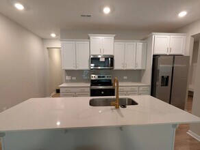 Room in Townhome on Reeves St in Charlotte, NC - Building Photo - Building Photo