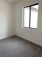 350 NE 208th Terrace in North Miami Beach, FL - Foto de edificio - Building Photo