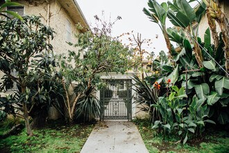 Hollister and 6th Street Apartments in Santa Monica, CA - Foto de edificio - Interior Photo
