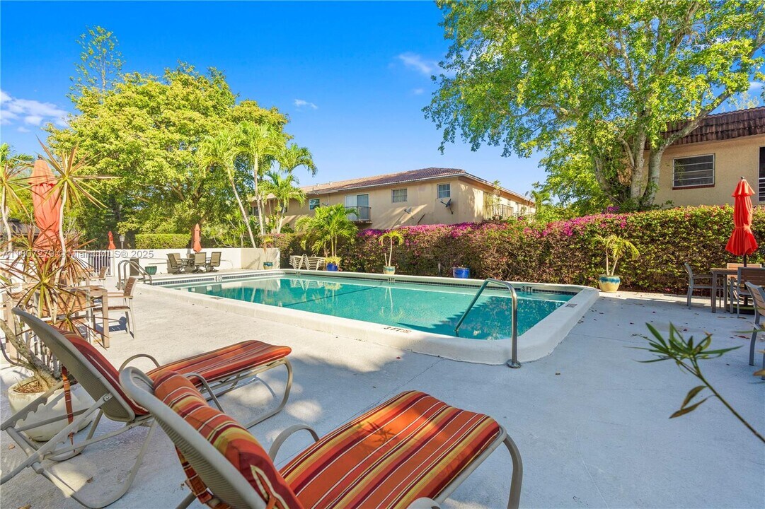 8605 W Sample Rd, Unit 103 in Coral Springs, FL - Building Photo