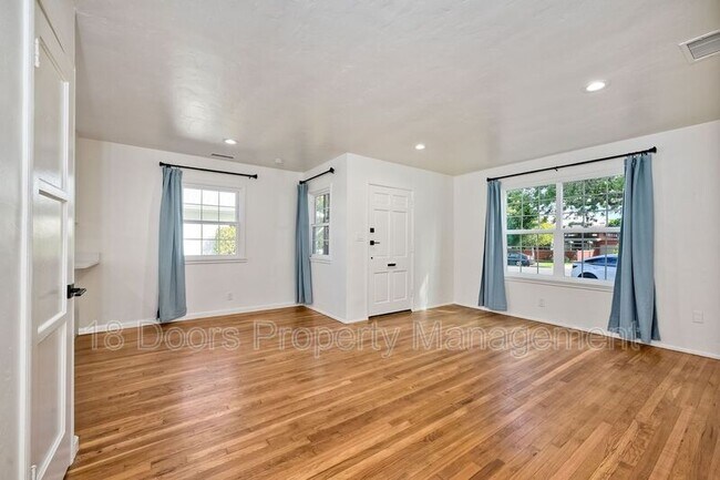 254 G Ave in Coronado, CA - Building Photo - Building Photo