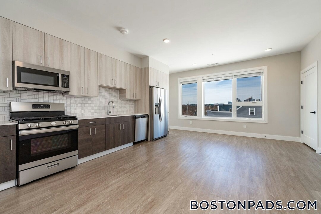 340 Bremen St, Unit 203 in Boston, MA - Building Photo