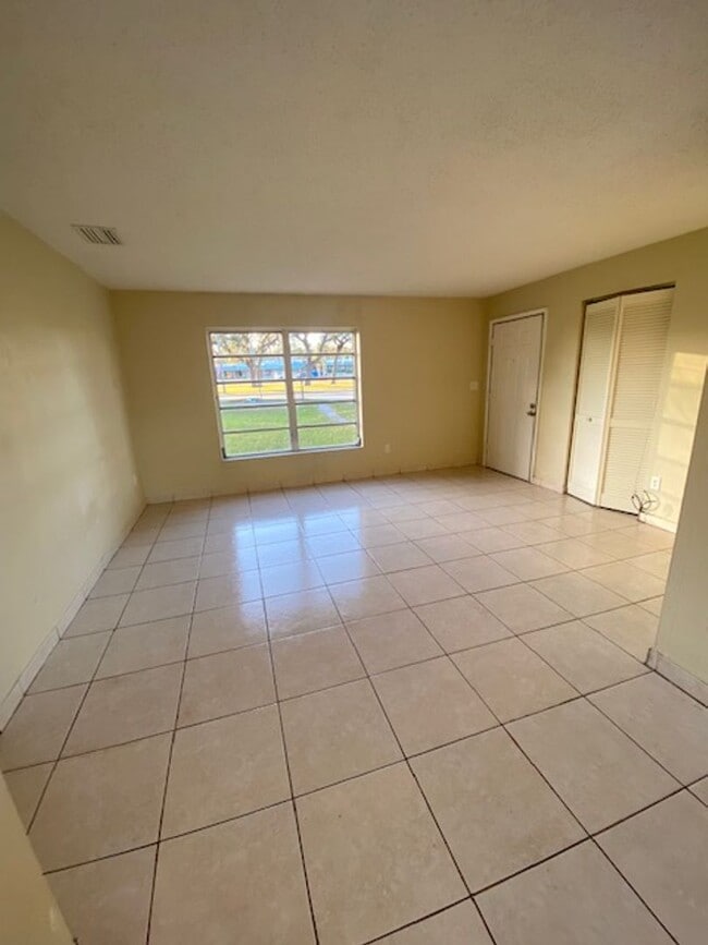 1159 Deltona Blvd in Deltona, FL - Building Photo - Building Photo