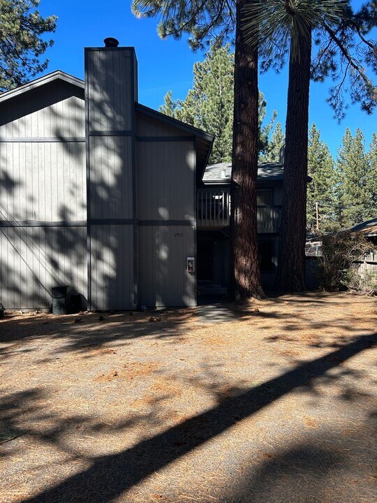 2513 Ponderosa St in South Lake Tahoe, CA - Foto de edificio