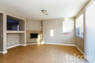 13741 Starshine Dr, Unit 2-405 in Victorville, CA - Building Photo - Building Photo