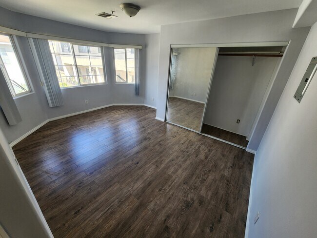 335 E Providencia Ave in Burbank, CA - Building Photo - Building Photo