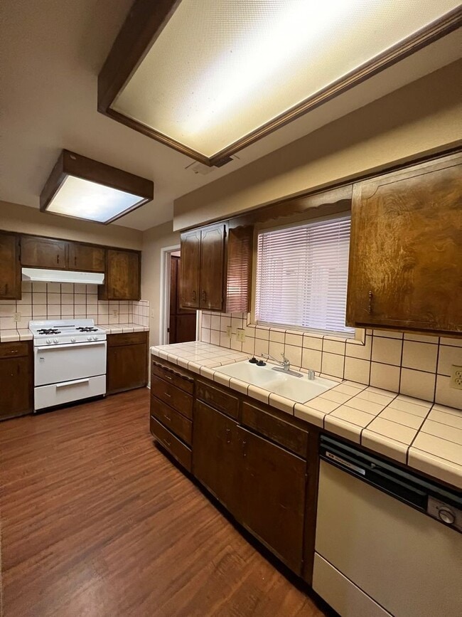 511 E Prosperity Ave in Tulare, CA - Building Photo - Building Photo