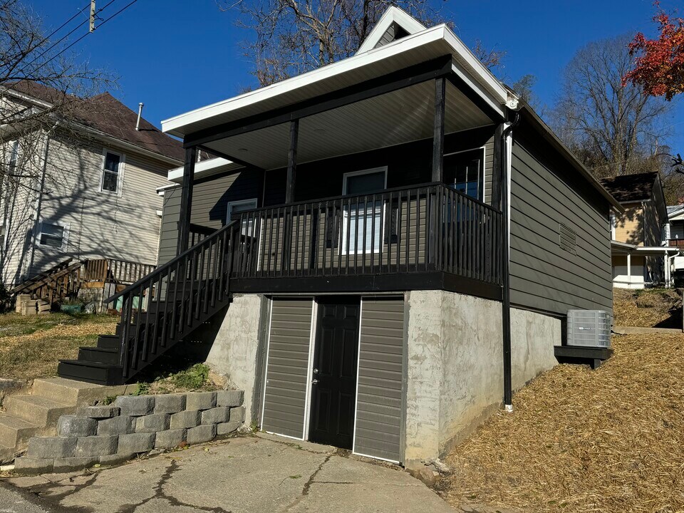 1111 1/2 Carleton St in Fairmont, WV - Foto de edificio