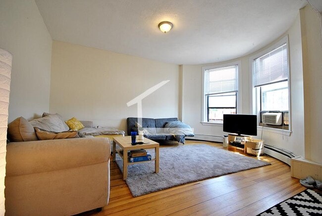 1952 Beacon St, Unit 1 in Boston, MA - Building Photo - Building Photo