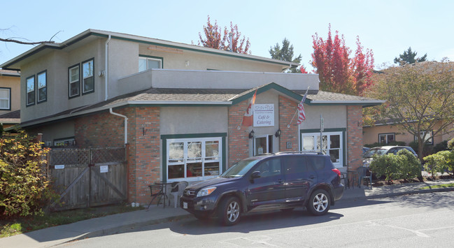 2235 Harbour Rd in Sidney, BC - Building Photo - Building Photo