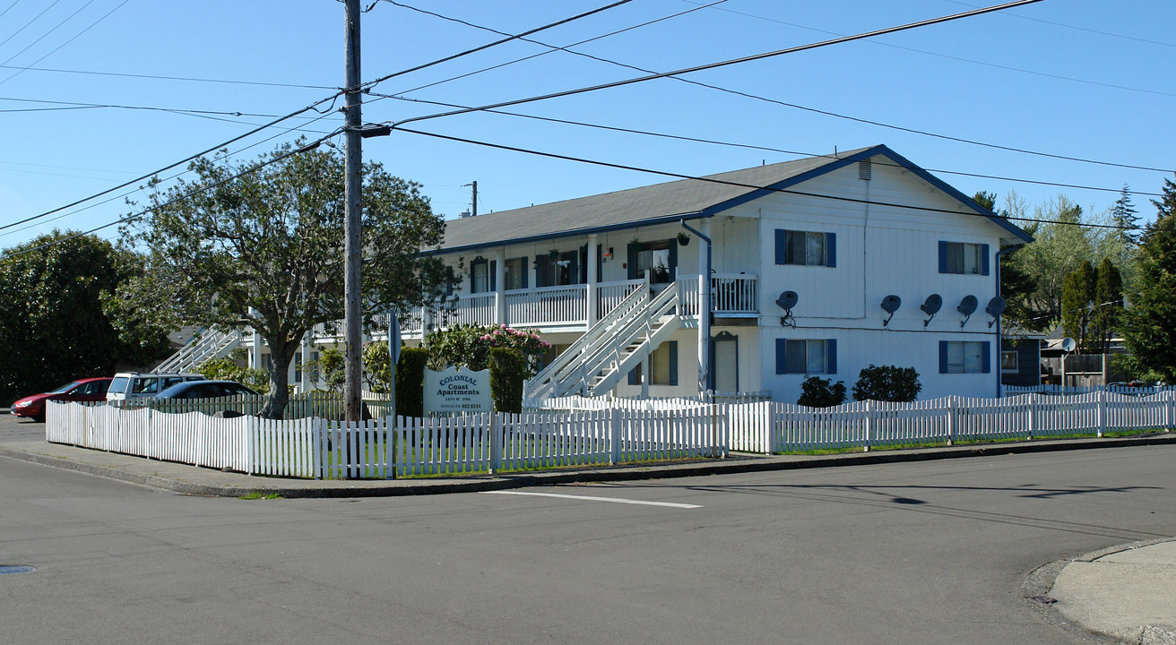 Colonial Apartments in Florence, OR - Building Photo