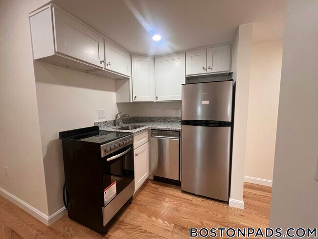 1725 Commonwealth Ave in Boston, MA - Building Photo - Building Photo