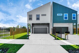 9303 Jutland Rd in Houston, TX - Building Photo