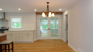 112 Parkside Rd in New London, NH - Building Photo - Building Photo