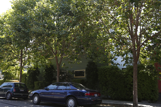 1565 32nd St in Emeryville, CA - Foto de edificio - Building Photo