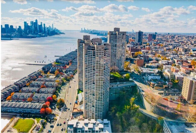 7002 BLVD E in Guttenberg, NJ - Building Photo - Building Photo