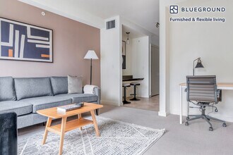 10301 NE 10th St in Bellevue, WA - Building Photo - Building Photo