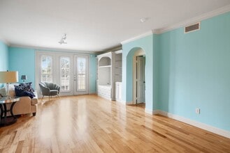 3818 Holland Ave, Unit 304 in Dallas, TX - Foto de edificio - Building Photo