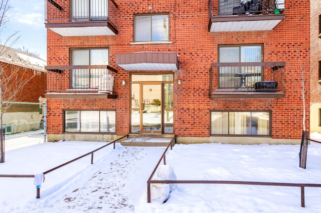 76 Du Moulin Av in Lachine, QC - Building Photo - Building Photo