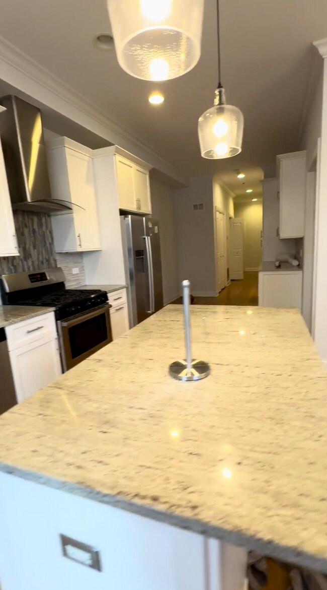 19 N Aberdeen St, Unit 305 in Chicago, IL - Building Photo - Building Photo