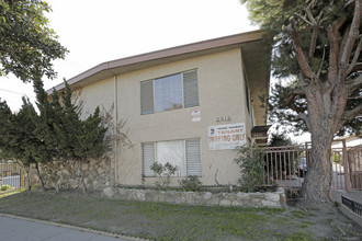 8808 Artesia in Bellflower, CA - Foto de edificio - Building Photo