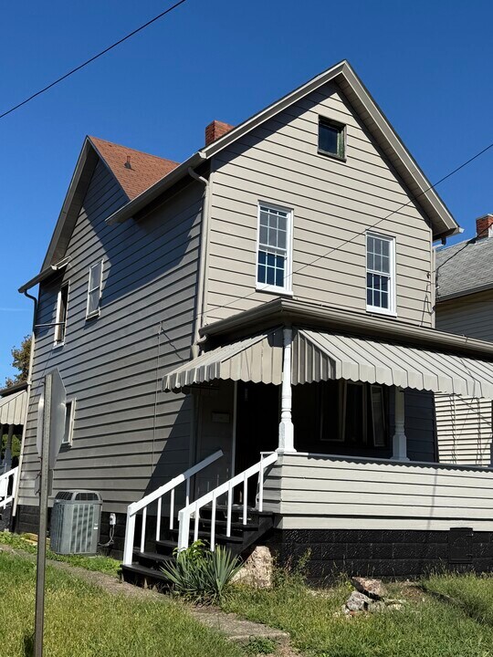 1039 Stieren Ave in Brackenridge, PA - Building Photo