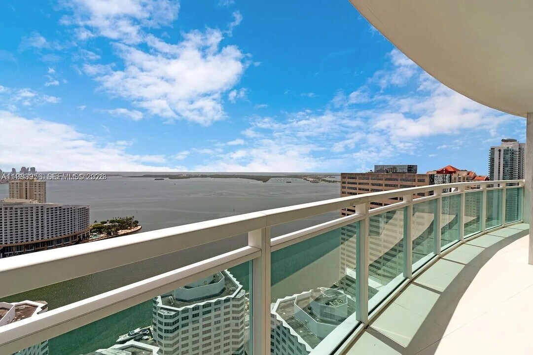 950 Brickell Bay Dr in Miami, FL - Building Photo