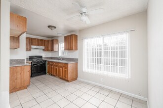 19248 Bryant St in Northridge, CA - Foto de edificio - Interior Photo