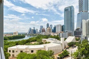 54 Rainey St in Austin, TX - Building Photo