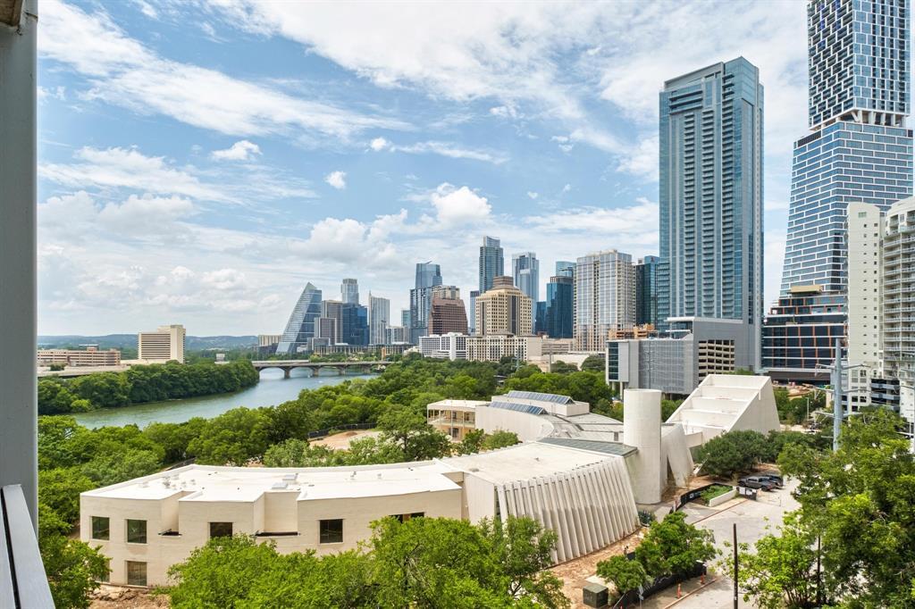 54 Rainey St in Austin, TX - Building Photo