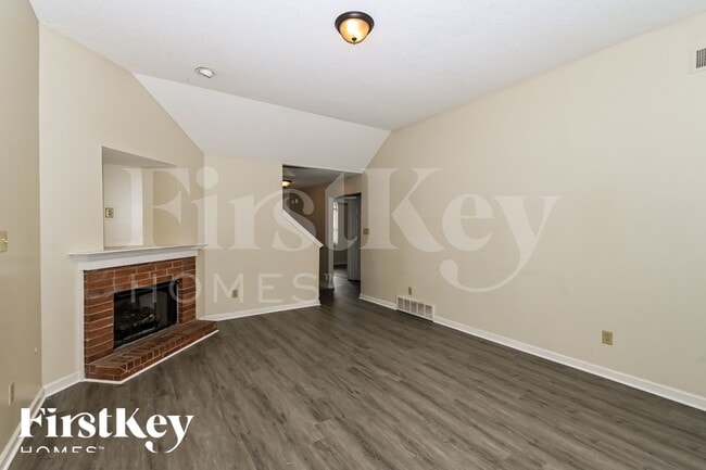 7000 S Beringer Dr in Cordova, TN - Foto de edificio - Building Photo