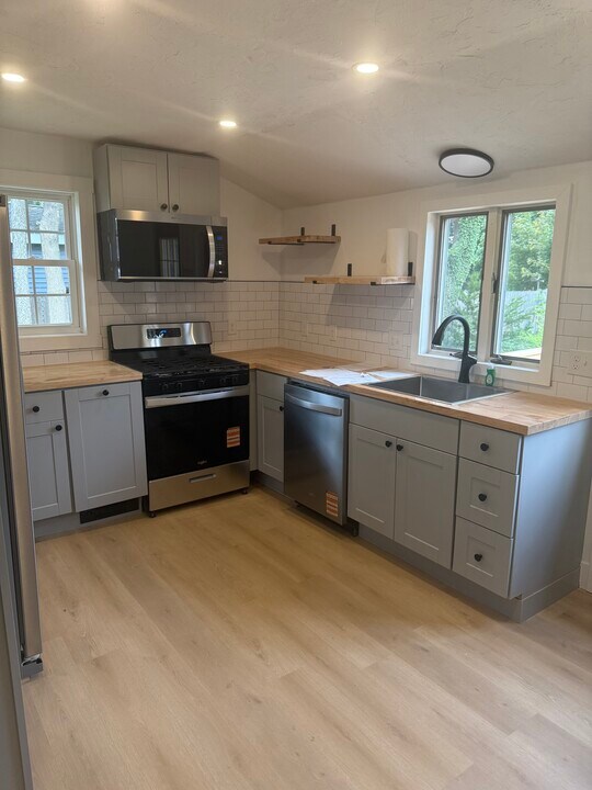 16 Lincoln St, Unit 14 in Weymouth, MA - Building Photo