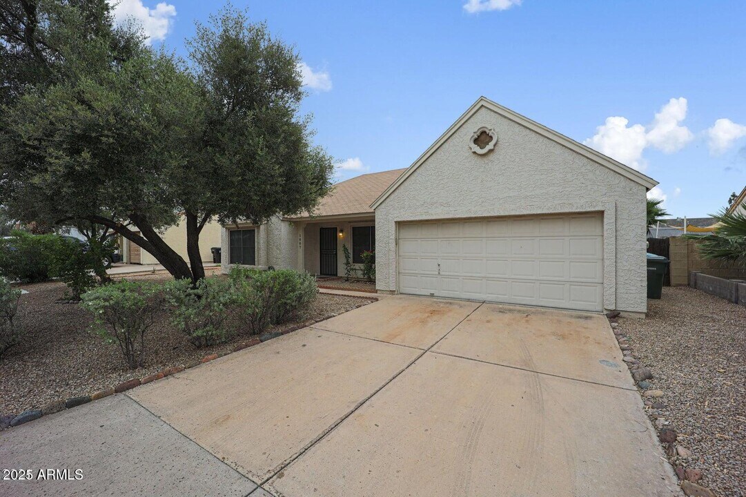 1007 E Oraibi Dr in Phoenix, AZ - Building Photo