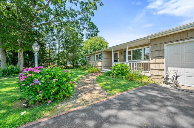 65 Hampton Ave in Mastic, NY - Building Photo - Building Photo
