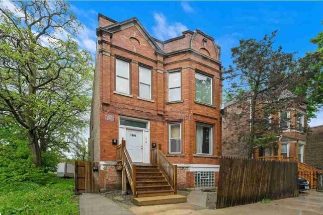 1309 S Komensky Ave