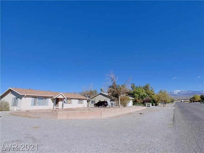 630 E Simkins Rd in Pahrump, NV - Foto de edificio - Building Photo