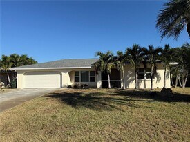 819 S Gondola Dr in Venice, FL - Building Photo