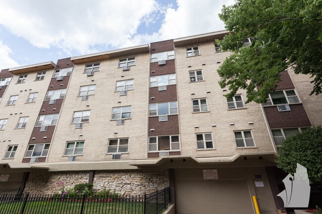 property at 420 W Aldine Ave