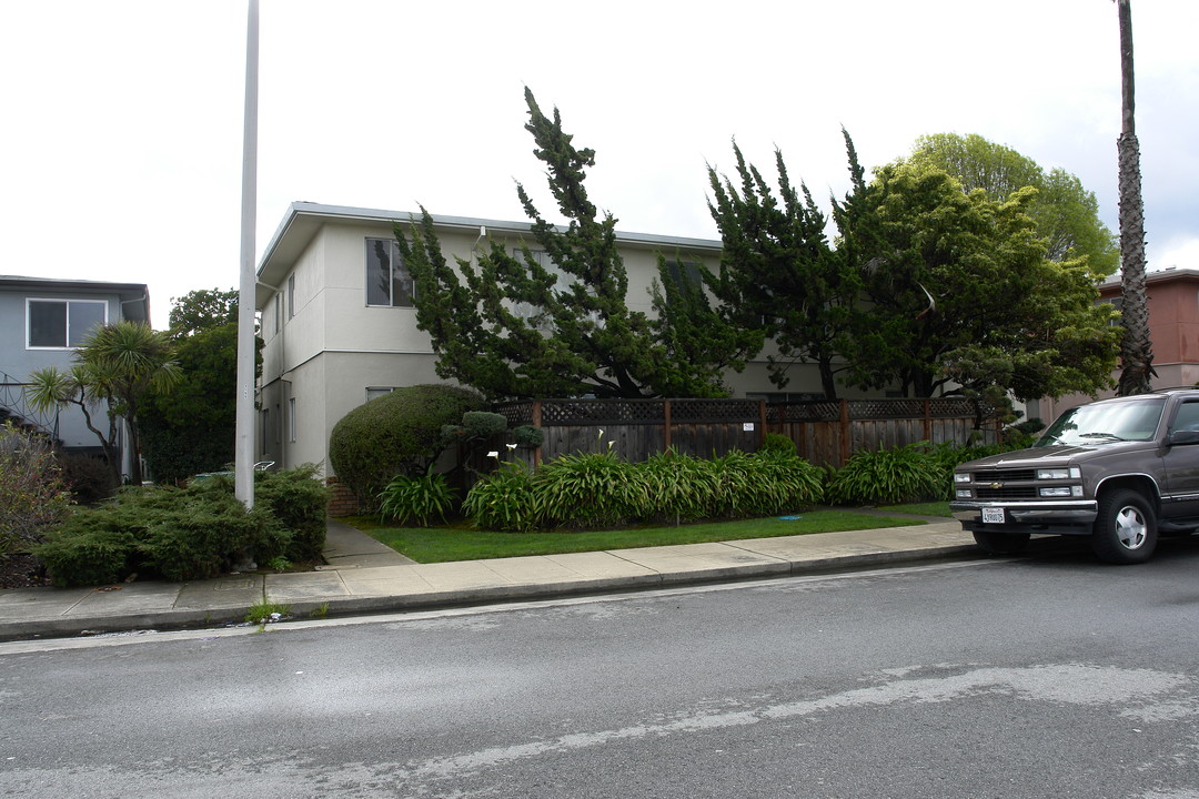 516 E Hillsdale Ct in San Mateo, CA - Building Photo