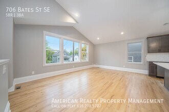 706 Bates St SE in Grand Rapids, MI - Building Photo - Building Photo