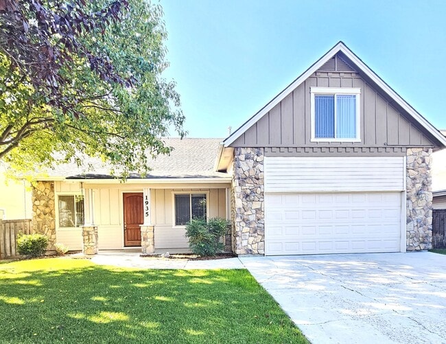 1935 W Marten Creek Dr