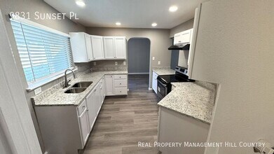 9831 Sunset Pl in San Antonio, TX - Building Photo - Building Photo