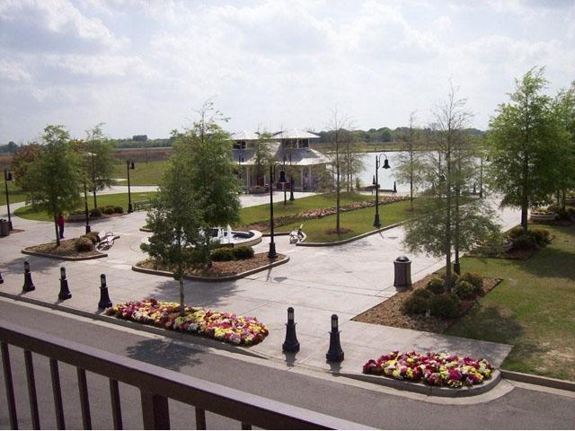 Waterhouse & Village Station in Youngsville, LA - Foto de edificio - Building Photo
