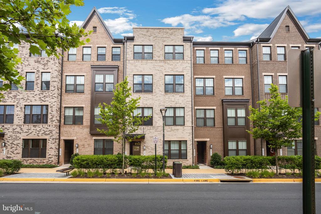 20763 Heron Landing Dr in Sterling, VA - Building Photo
