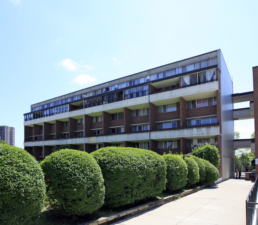 30 Sunny Glenway in Toronto, ON - Building Photo